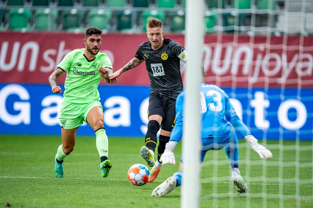 Dortmunds Marco Reus scheitert an Bilbaos Torwart Jokin Ezkieta.