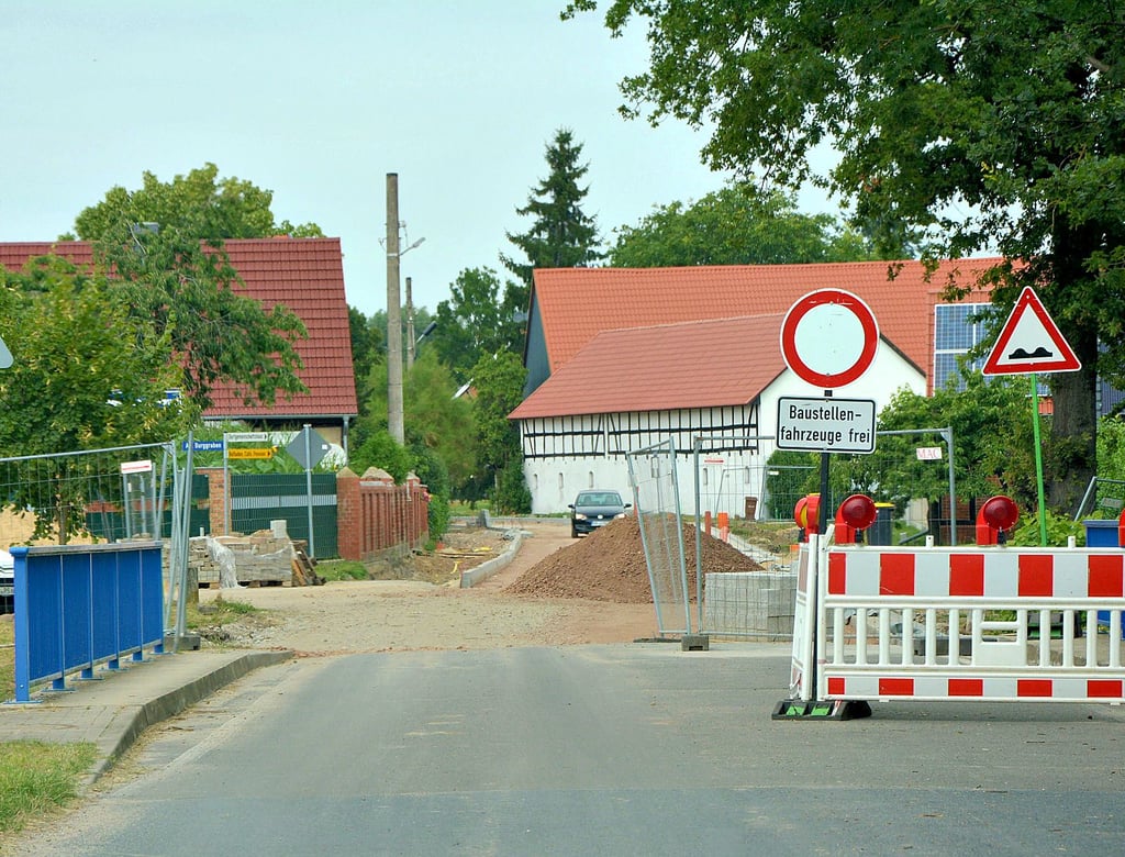 Gleich hinter dem Ortschild ist die Breite Straße im Süden Beusters nach wie vor gesperrt. Bei der Sanierung gab es Verzögerungen.