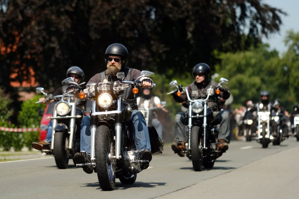 Motorradfahrer fahren am Haus des krebskranken Kilian vorbei.
