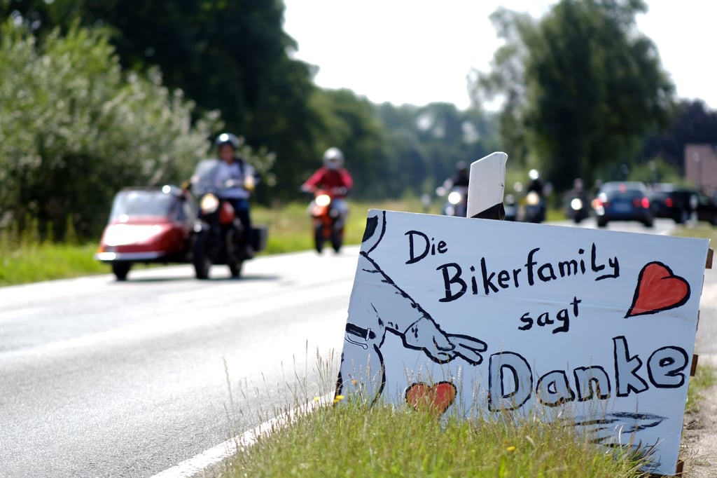 Biker aus ganz Deutschland wurden in dem Ort im Landkreis Leer erwartet.