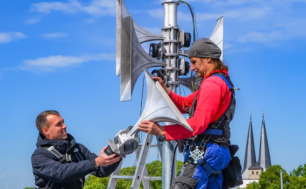 Schon im Juni haben der Sachbearbeiter für Brandschutz der Stadt Wanzleben, Steven Kraft (links) und Axel Oelze von der beauftragten Firma eine neue Sirene aufgebaut.
