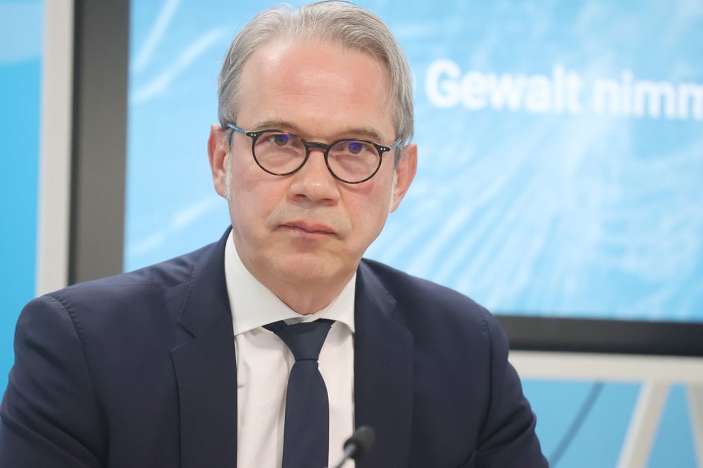Georg Maier (SPD), Innenminister von Thüringen, schaut in die Kamera.