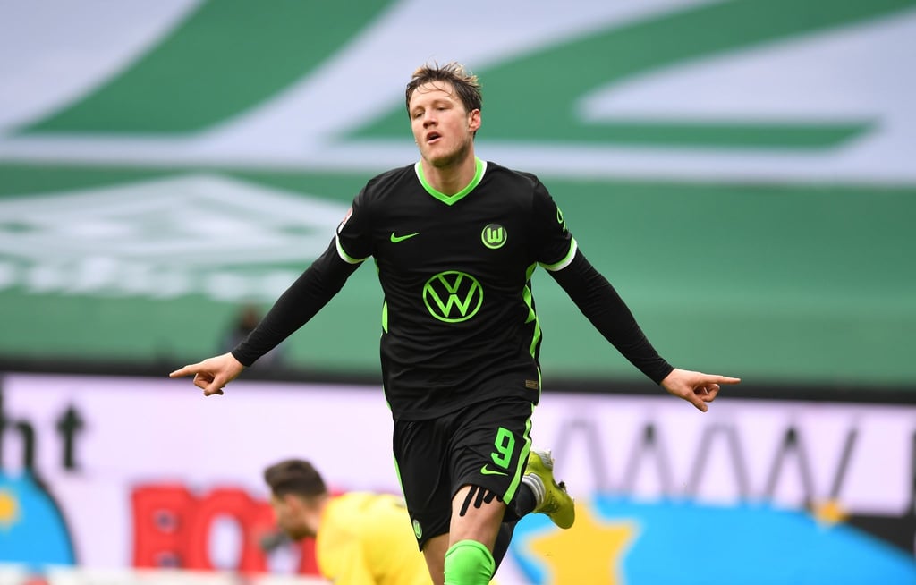 Wolfsburg Wout Weghorst jubelt über ein Tor.