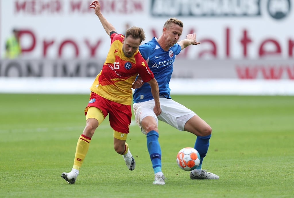 KSC-Profi Lucas Cueto (l) im Zweikampf mit Thomas Meißner vom FC Hansa Rostock.