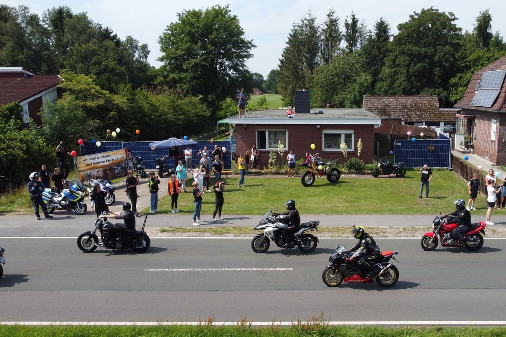 Tausende Biker sind den Aufrufen gefolgt, um dem Jungen noch einmal eine Freude zu bereiten.