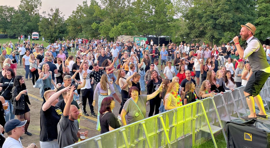 Etwa 1000 Besucher waren bei den Loburger Sommertagen dabei, als die Band "Tänzchentee" die Bühne rockte.