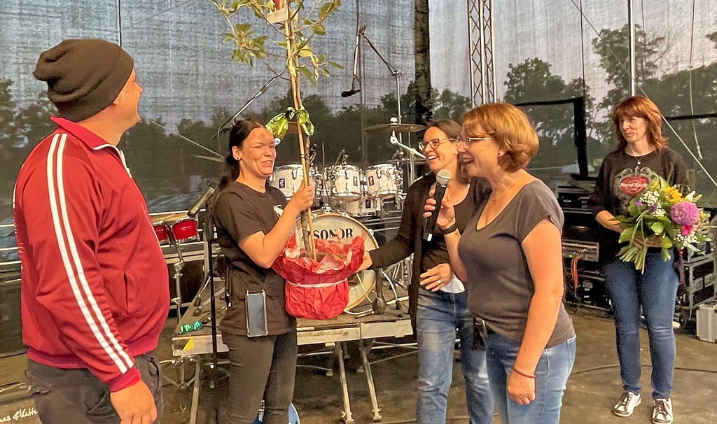 Sandra Rydzy-Siebert und Kirstin Kullmann vom Ortschaftsrat Loburg sowie die Kulturausschussvorsitzende Doreen Krüger gratulierten Christian Werner und Susanne Peschke zur Eröffnung der Festwiesen.