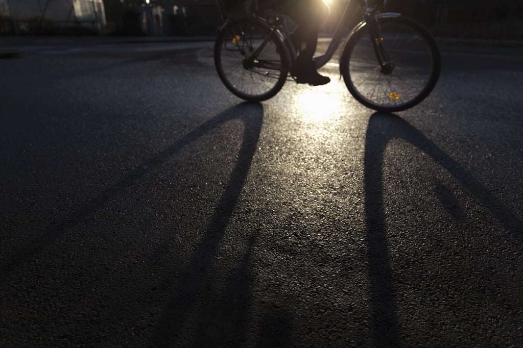 Ein Radfahrer ist im Dunkeln ohne Licht unterwegs.