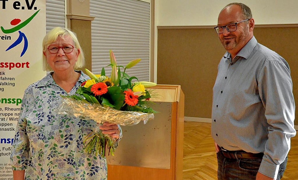 Langjährige Übungsleiter werden vom GRB mit einer Würdigung verabschiedet. Dieses Mal bedankt sich Vorsitzender Thomas Wagner bei Constanze Holtorf für ihren Einsatz im Herzsport.