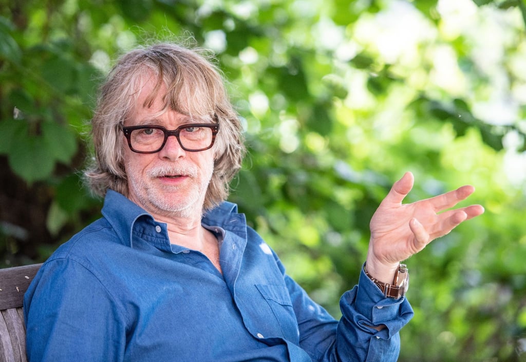 Musiker Helge Schneider spricht in seinem Garten mit einem Journalisten. (Archivbild)