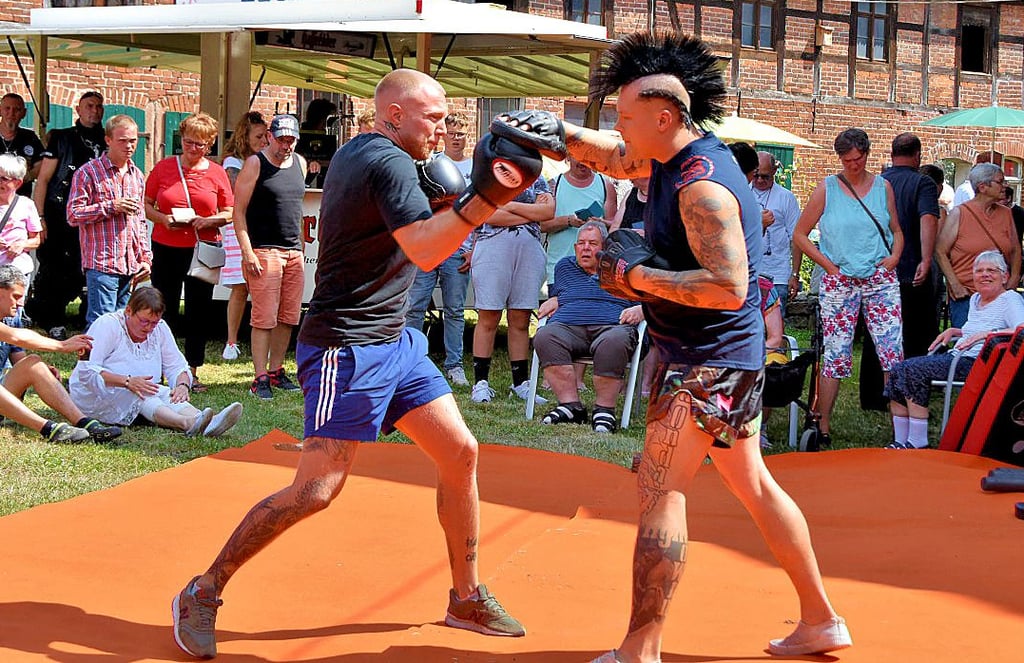 Tobias Koch (l.) und Michael Stölzer zeigen Techniken von Muay Thai. Trainert wird auf dem Gelände von „Lucky Fitness“ in Haldensleben.