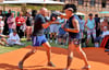 Tobias Koch (l.) und Michael Stölzer zeigen Techniken  von Muay Thai. Trainert wird auf dem Gelände von „Lucky Fitness“ in Haldensleben.