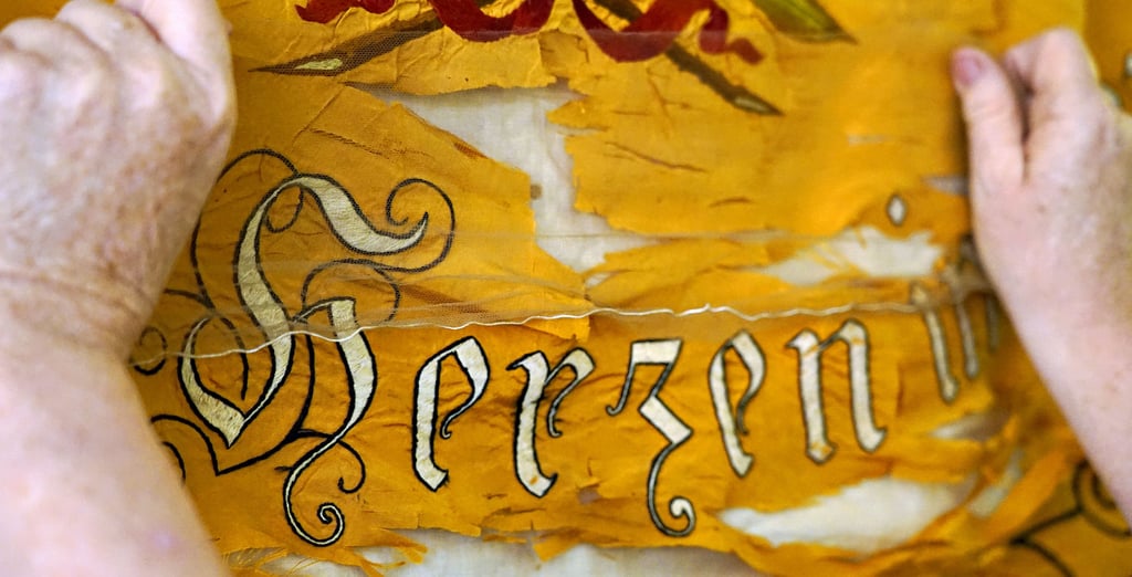 Diese Jerichower Vereins-Fahne aus der Gründerzeit wurde zu Hause gewebt und ist mittlerweile zerschlissen. Der Förder- und Heimatverein Jerichow kümmert sich um die Restaurierung dieser seltenen Zeitzeugnisse.
