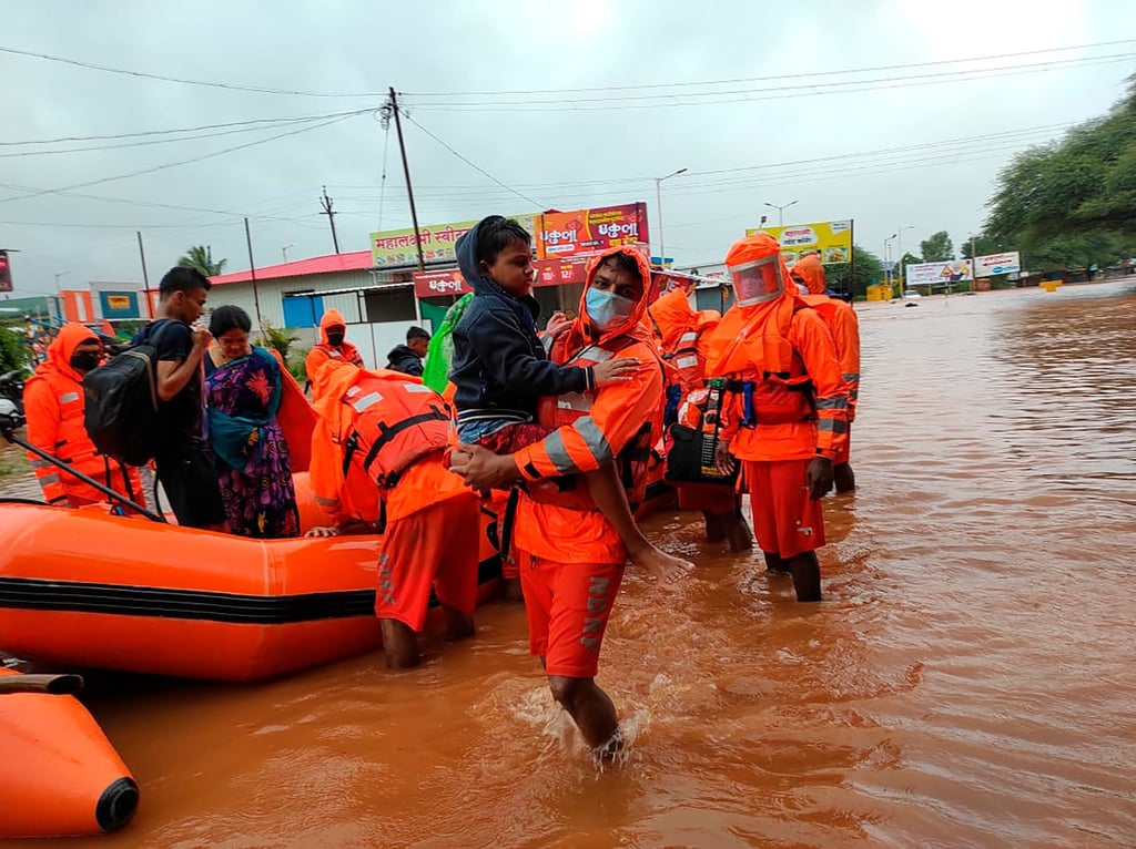 Dieses vom indischen Katastrophenschutz (NDRF) zur Verfügung gestellte Foto zeigt Rettungskräfte des Katastrophenschutzes beim Retten von Bewohnern der Gegend um Chiplun.