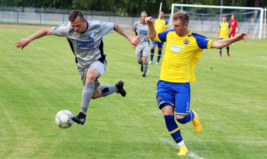 Den Sprung ins Finale des Sparkassen-Cups 2021 verpassten Daniel Schmutzler (l.) und die TSG Calbe gegen den SC Bernburg.