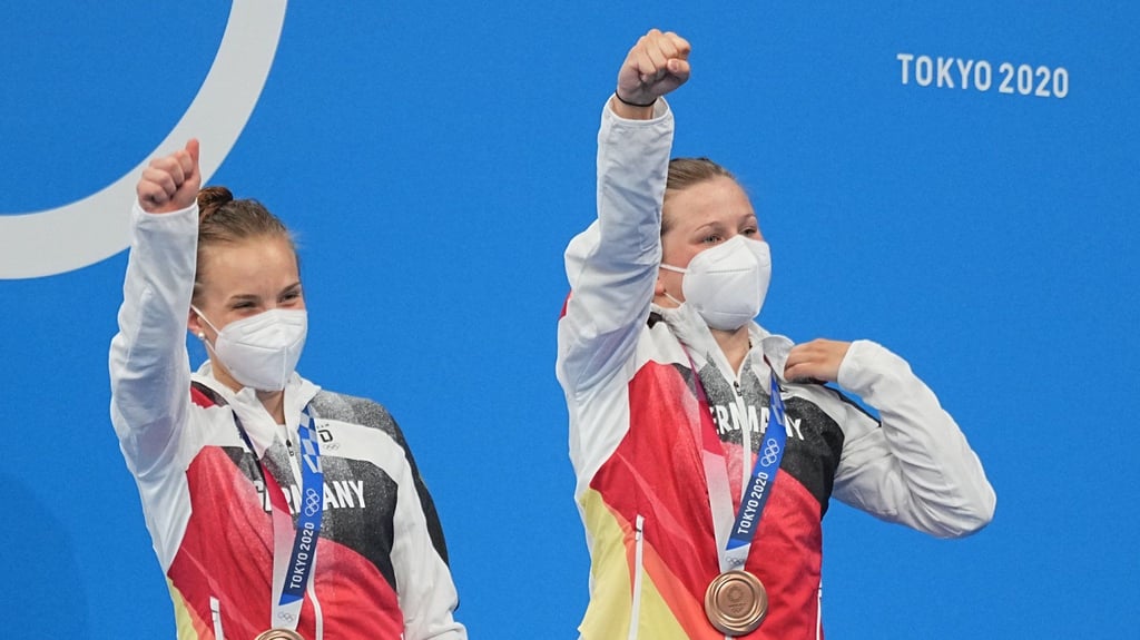 Deutschlands Bronzemedaillen-Gewinnerinnen Tina Punzel und Lena Hentschel jubeln während der Medaillenzeremonie.