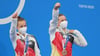 Deutschlands Bronzemedaillen-Gewinnerinnen Tina Punzel und Lena Hentschel jubeln während der Medaillenzeremonie.
