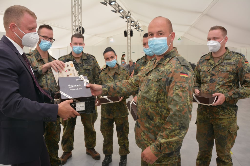 Vize-Landrat Thomas Barz bedankt sich bei den Soldaten des Burger Logistikbataillons für ihre Arbeit im Impfzentrum.