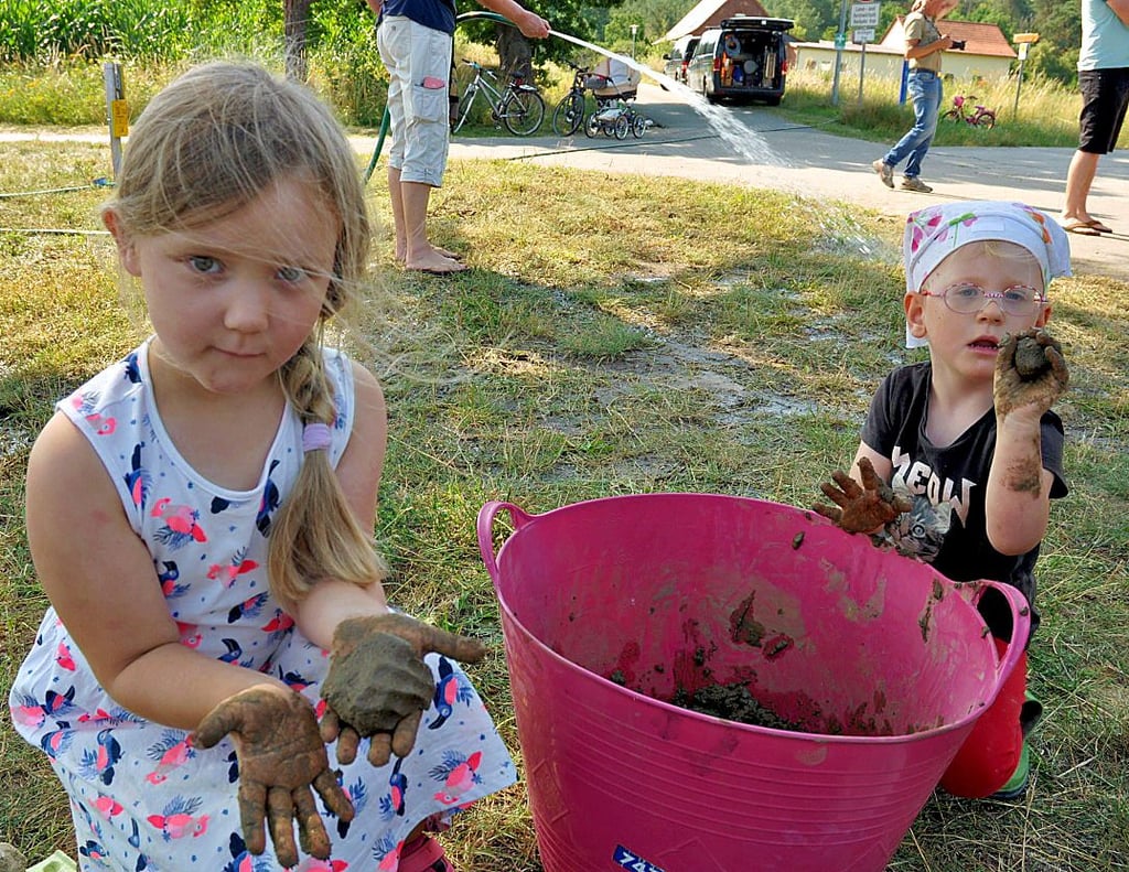 Auch Martha Jakobs (4) machte sich gern die Hände schmutzig und war eifrig bei der Sache.