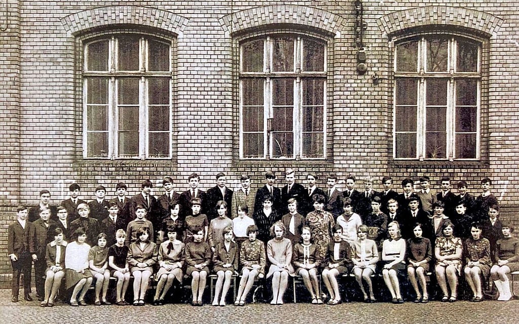 Drei Klassen haben 1971 ihren Abschluss an der Johann-Sebastian-Bach-Schule in Köthen gemacht. Einige von ihnen haben sich seitdem schon mehrmals bei Klassentreffen wiedergesehen und Erinnerungen an damals ausgetauscht. Zehn Schüler sind bereits gestorben.