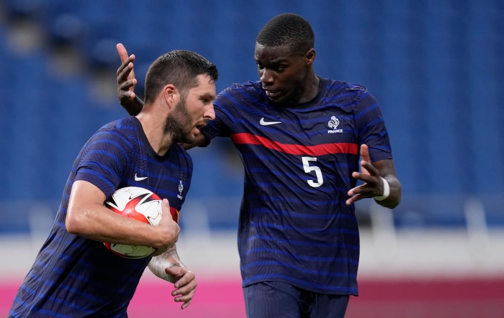 Andre-Pierre Gignac (l) feiert mit seinem Teamkollegen Niels Nkounkou ein Tor gegen Südafrika.