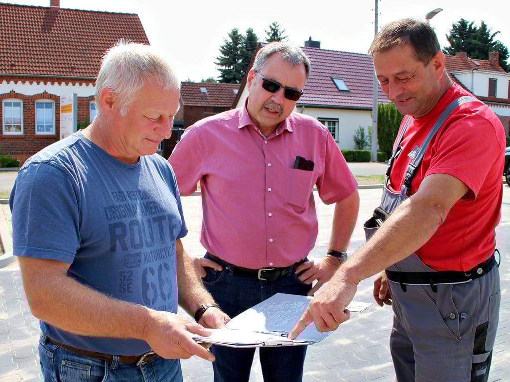 Letzte Besichtigung auf der fertiggestellten "Park and ride"-Anlage auf der Rückseite des Bahnhofs Mahlwinkel: Olaf Schmilas vom Bauamt der Verbandsgemeinde, Angerns Bürgermeister Egbert Fitsch und Pflaster- und Tiefbauer Gordon Böttcher..