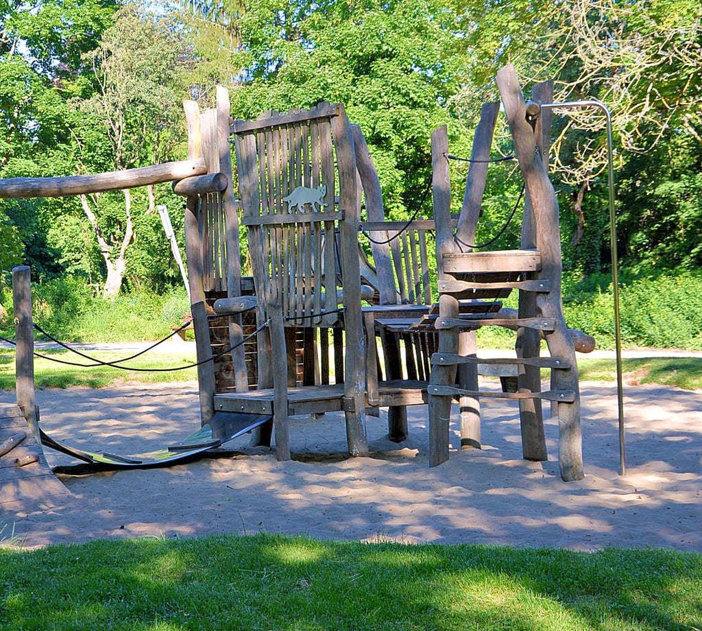 Toll ist der Spielplatz am Stendaler Schwanenteich, aber für Kinder mit einer Behinderung kaum oder gar nicht nutzbar. In inklusiver Spielplatz hat statt Sand zum Beispiel einen rutschfesten Belag.