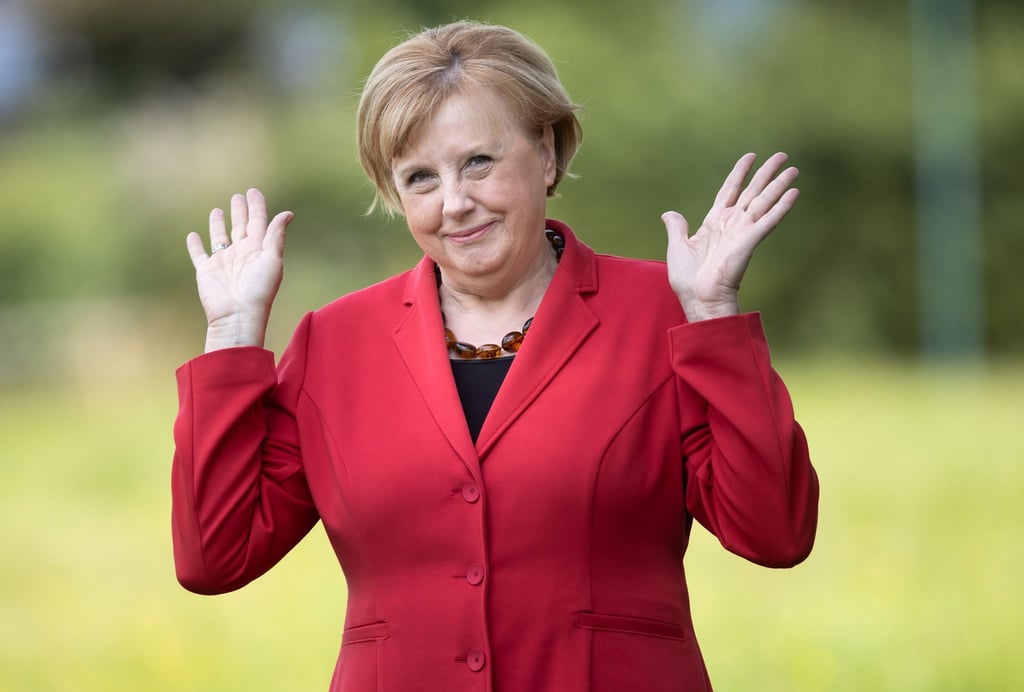 Ursula Wanecki, Kanzlerinnen-Double, hebt ihre Hände. Zum Ende der Merkel-Ära fällt es ihr schwer, die „Raute“ wieder aus ihrem Gesten-Repertoire loszuwerden.