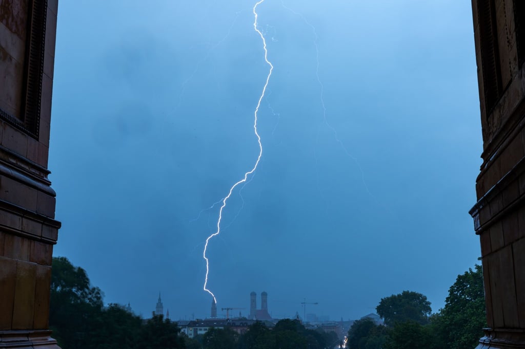 Ein Blitz schlägt am Abend in den Turm des Rathauses in der Innenstadt der bayerischen Landeshauptstadt ein.
