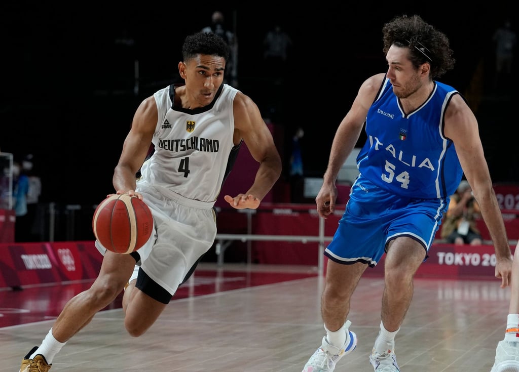 Die deutschen Basketballer um Maodo Lo (l) zeigten eine gute Leistung, aber unterlagen am Ende den Italienern.