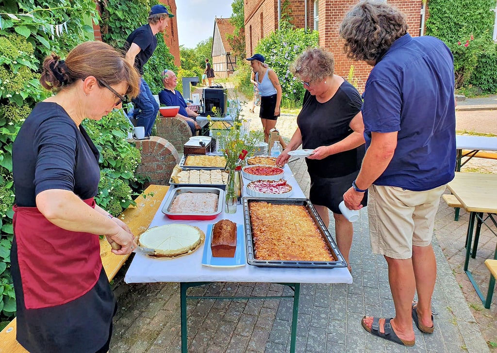 Es herrschte immer ein Kommen und Gehen am Sonnabend auf dem Vehlgaster Dorfplatz. Die Auswahl an Torten und Kuchen am "Café für einen Tag" im Freien war groß.