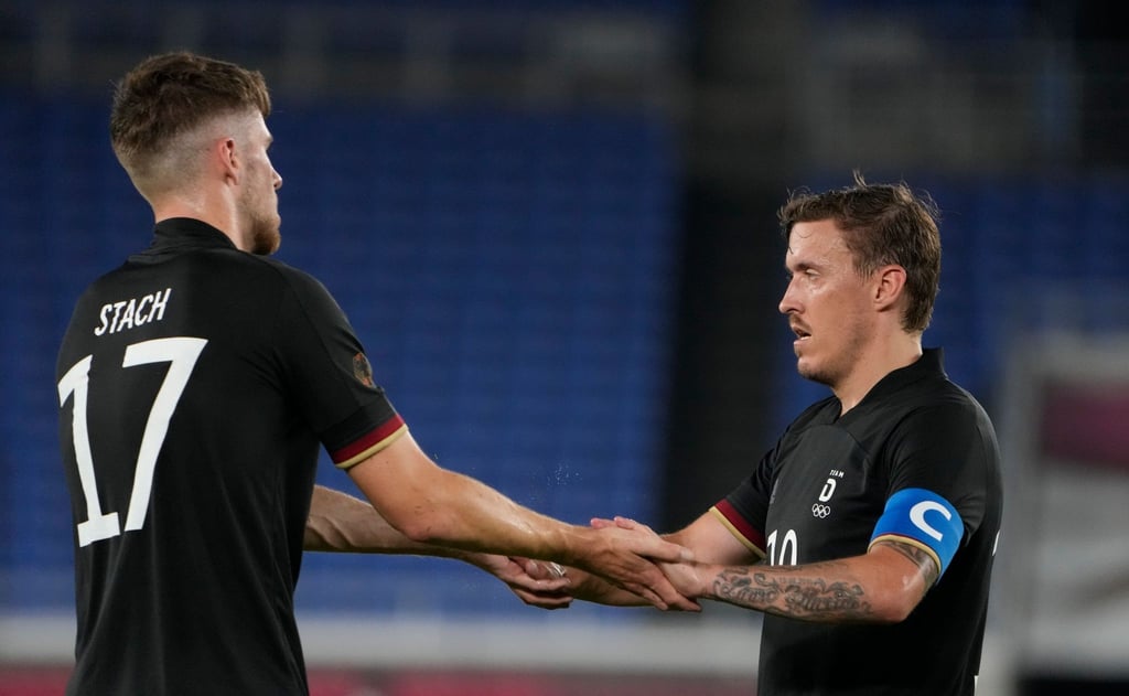 Machte seiner Freundin nach dem Sieg gegen Saudi-Arabien einen Heiratsantrag: Max Kruse (r).