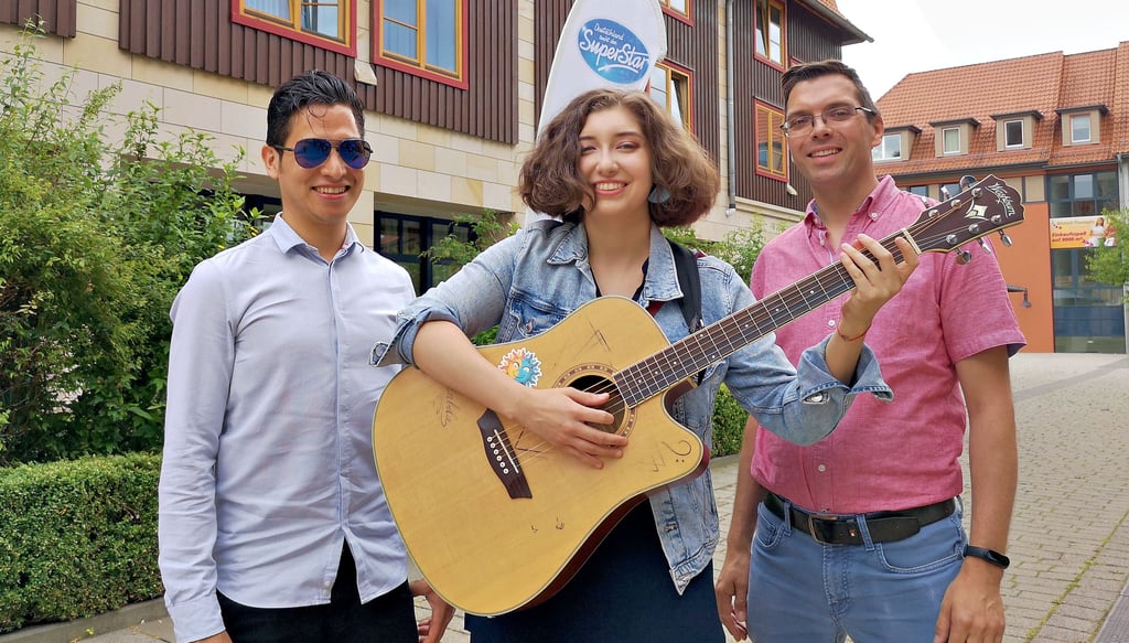 Alena hat ihren Freund Hector (links) und Christoph, den Freund ihrer Mutter, mit zum offenen Casting für "Deutschland sucht den Superstar" in Wernigerode gebracht.