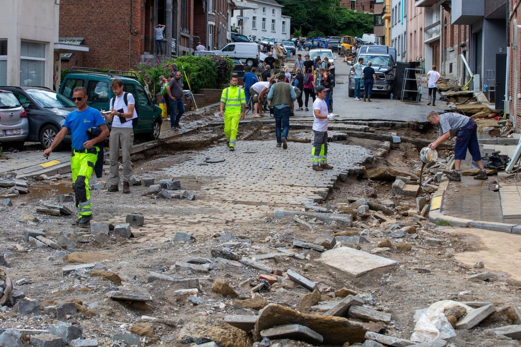 Trümmer liegen auf der zerstörte Straße Rue Andre Sodar in der Nähe eines Bahnübergangs im Stadtzentrum von Dinant.