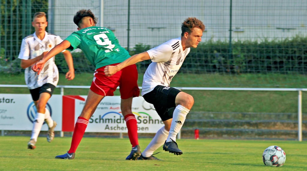 Einen Schritt schneller als der Gegner waren Marcel Pusch (r.) und der SV 09 Staßfurt im Halbfinale des Sparkassen-Cups oftmals gegen die Gäste aus Schönebeck.
