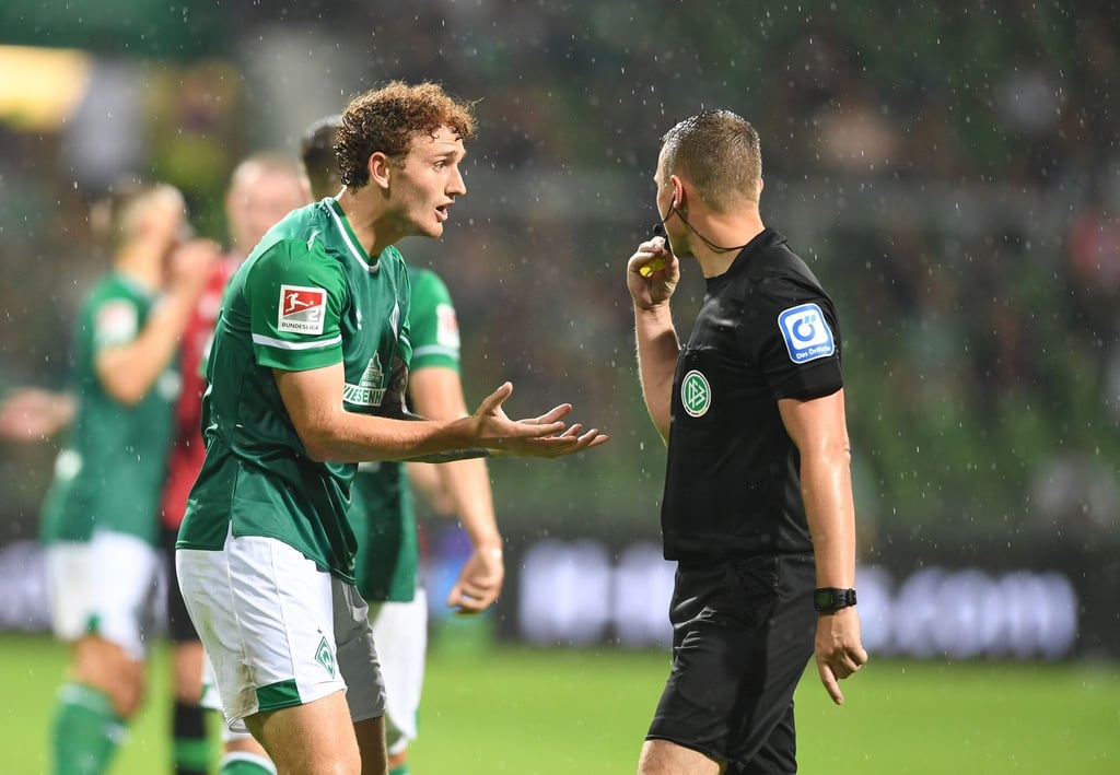 Werders Josh Sargent im Gespräch mit Schiedsrichter Robert Kampka.