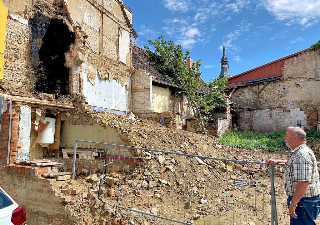 Nach der Abrissarbeiten in der Burgstraße in Schwanebeck bietet sich nicht nur ein unschönes Bild, angesichts des derzeitigen Zustand kann auch keine Sanierung der Nachbarfassade erfolgen, stellt deren Hausbesitzer Werner Mues fest.