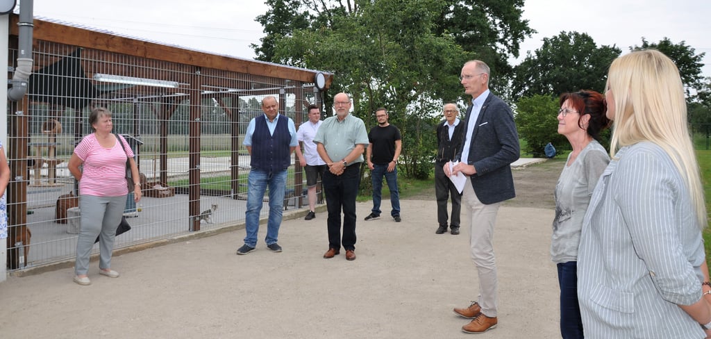 Zum 1. Juli erhielt die Stadt Zerbst die Betriebserlaubnis für das vorerst nun kommunal betriebene Tierheim. Nun folgte die offizielle Eröffnung im Beisein all derer, die zum Wiederaufbau beigetragen haben. Ihnen dankte Bürgermeister Andreas Dittmann (SPD) in seiner kurzen Ansprache.