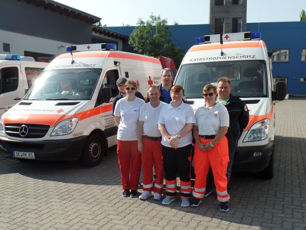 Die Dessauer DRK-Einsatzkräfte werden verabschiedet.