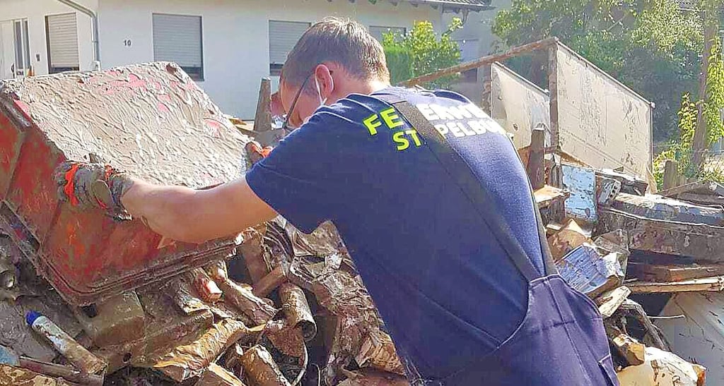 Aufräumen und Müll aus den Häusern bringen war die Hauptaufgaben der Harzer Feuerwehrleute an der Ahr. Hier der Stapelburger Leonhard Fuchs beim Entleeren eines Müllbehälters.