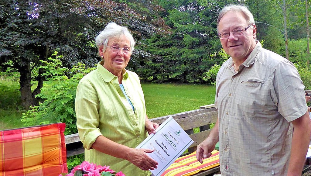 Hasselfeldes Harzklub-Chef Henning Kurth überreicht Jutta Wenzel bei der jüngsten Vorstandssitzung des Zweigvereins das Harzklub-Ehrenzeichen in Gold - eine der höchsten Auszeichnungen des Wander-, Naturschutz- und Heimatpflege-Verbandes.