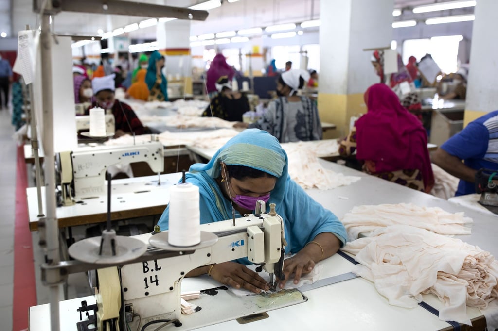 Frauen arbeiten in einer Textilfabrik. Gewerkschaften und NGOs warnen, dass sich die Situation von Arbeiterinnen in Textilfabriken in Bangladesch künftig wieder verschlechtern könnte.