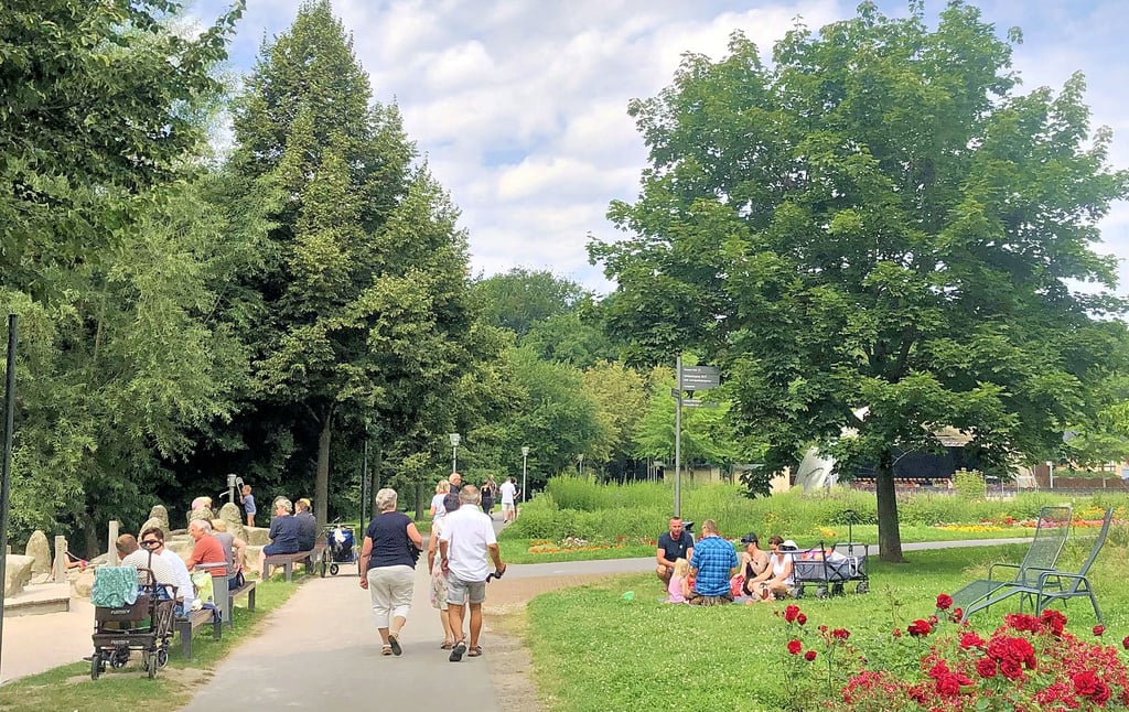 Im Schlosspark Moritzburg war zum Picknick im Gartentraum eingeladen. Viele Gäste kamen.
