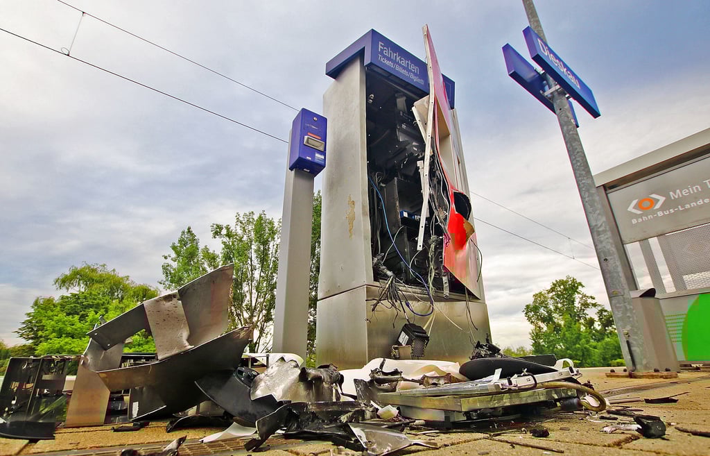 Der Fahrkartenautomat in Zwintschöna wurde durch eine Explosion zerfetzt. Die Täter entkamen mit der Geldkassette.