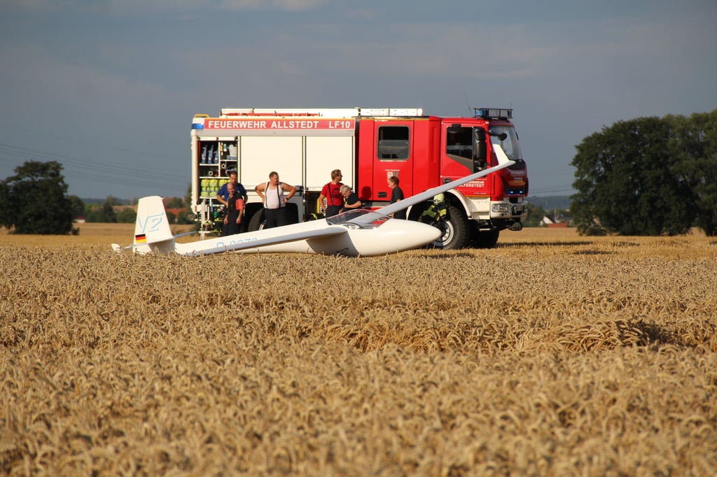 Ein Segelflugzeug musste am Montagabend bei Wolferstedt notlanden.