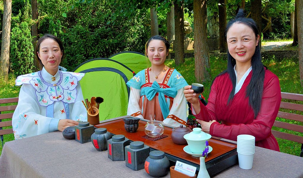 Bei Haiyan Bai können die Besucher des Picknicktages auf der Roseburg an einer traditionellen chinesischen Tee-Zeremonie teilhaben.