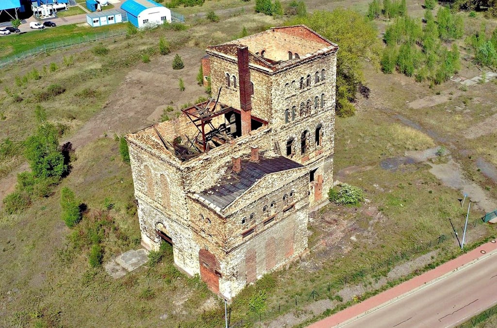 Seit Jahren steht der Malakoff-Turm ungenutzt am Ortsrand von Helbra.