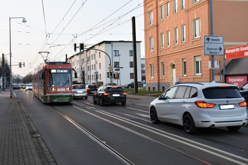 Zu den Stoßzeiten geht es entlang der Hauptverkehrsader durch Cracau und Prester mitunter nur stockend voran.