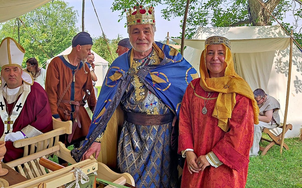Neben Otto I. und seiner Gemahlin Adelheid durfte der Erzbischof Adalbert von Halberstadt an der Tafel des Kaisers sitzen.