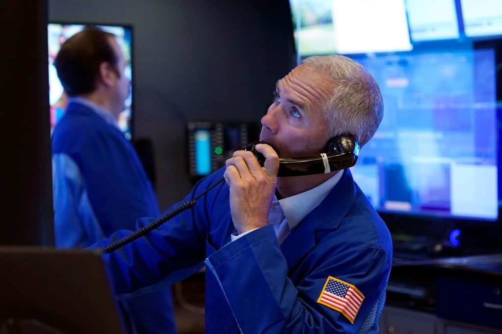 Der Börsenhändler Timothy Nick arbeitet auf dem Parkett der New York Stock Exchange. Die US-Aktienmärkte haben die neue Woche mit weiteren Rekordhochs eingeläutet.